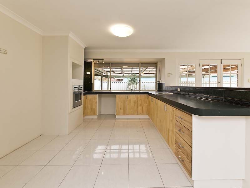 209 Seville Drive, Seville Grove WA 6112