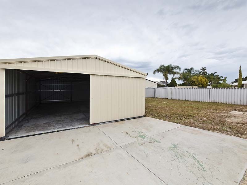 209 Seville Drive, Seville Grove WA 6112