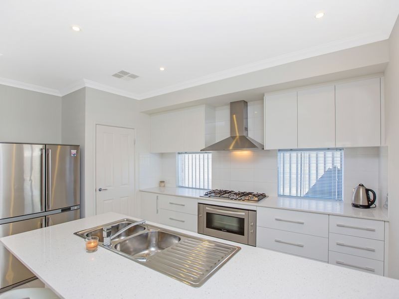 8 Hazewinkel Gardens, Champion Lakes WA 6111