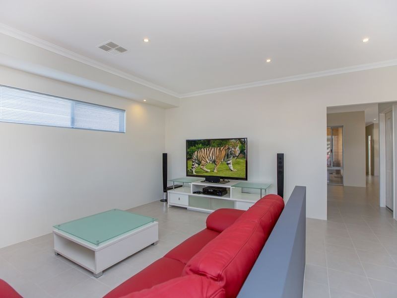 8 Hazewinkel Gardens, Champion Lakes WA 6111
