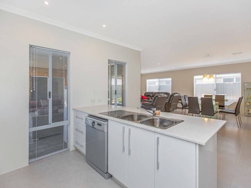 8 Hazewinkel Gardens, Champion Lakes WA 6111