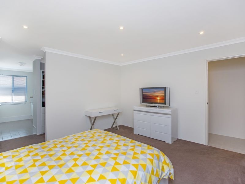 8 Hazewinkel Gardens, Champion Lakes WA 6111