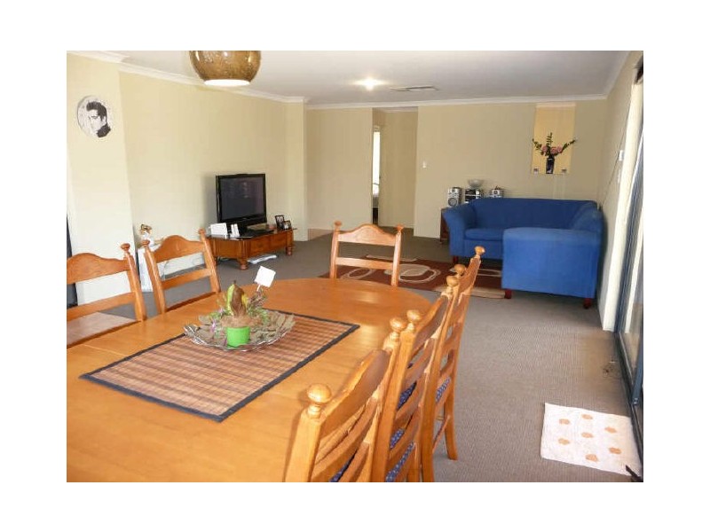 17 Windchime Terrace, Atwell WA 6164