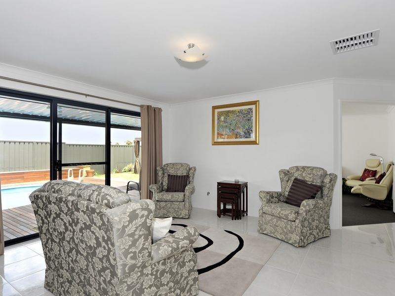 52 Bordeaux Parade, Piara Waters WA 6112