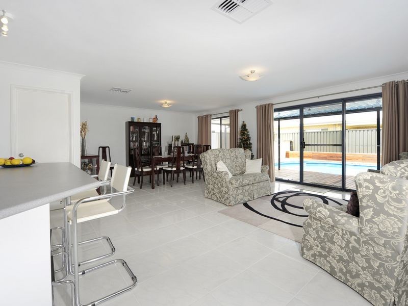 52 Bordeaux Parade, Piara Waters WA 6112