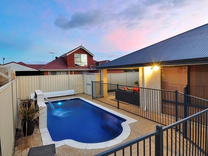 9 Leichardt Crossing, Hammond Park WA 6164