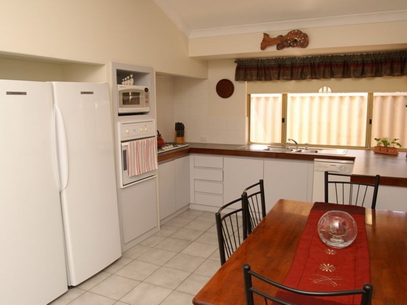 4 Carlhausen Close, Atwell WA 6164