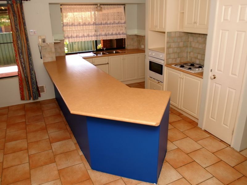 8 Roscommon Crescent, Orelia WA 6167