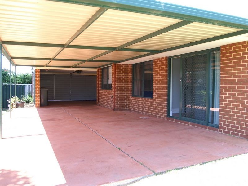 8 Roscommon Crescent, Orelia WA 6167