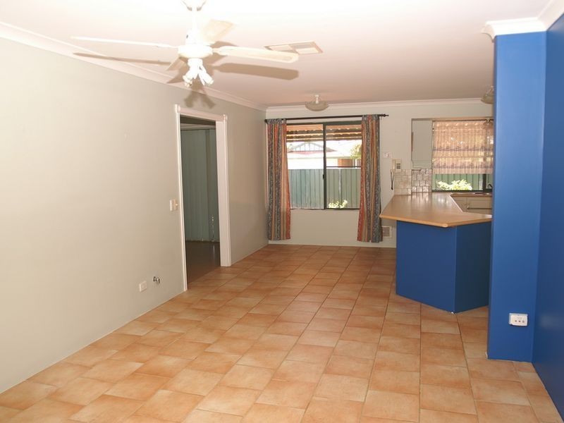 8 Roscommon Crescent, Orelia WA 6167