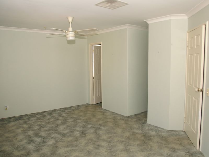 8 Roscommon Crescent, Orelia WA 6167