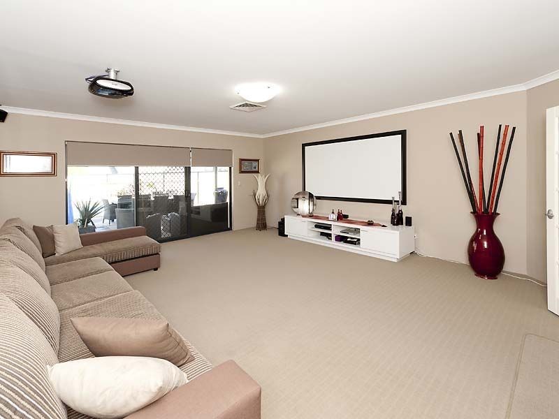 19 The Lakes Boulevard, Jandakot WA 6164