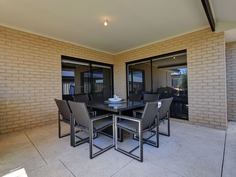 4 Versailles Parkway, Aubin Grove WA 6164