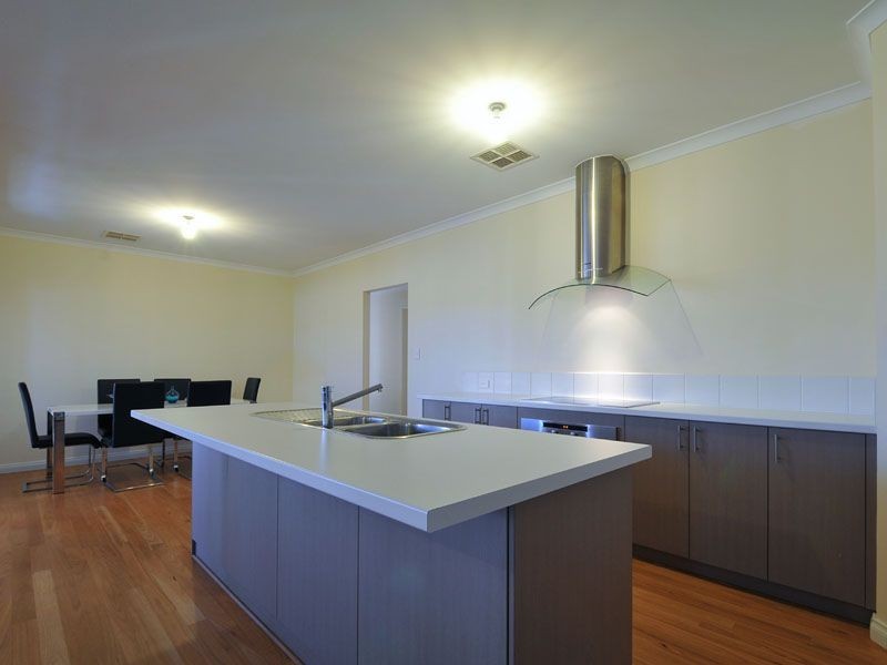 4 Versailles Parkway, Aubin Grove WA 6164