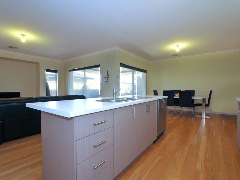 4 Versailles Parkway, Aubin Grove WA 6164