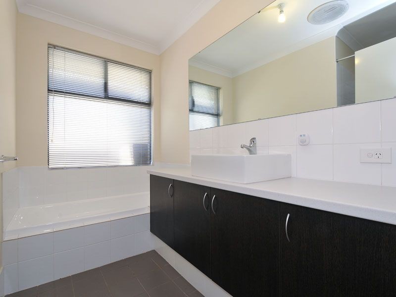4 Versailles Parkway, Aubin Grove WA 6164