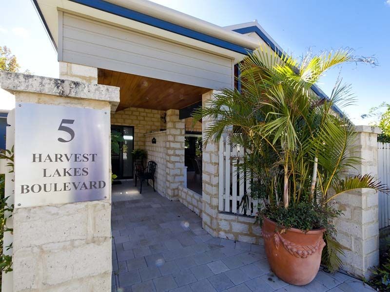 5 Harvest Lakes Boulevard, Atwell WA 6164