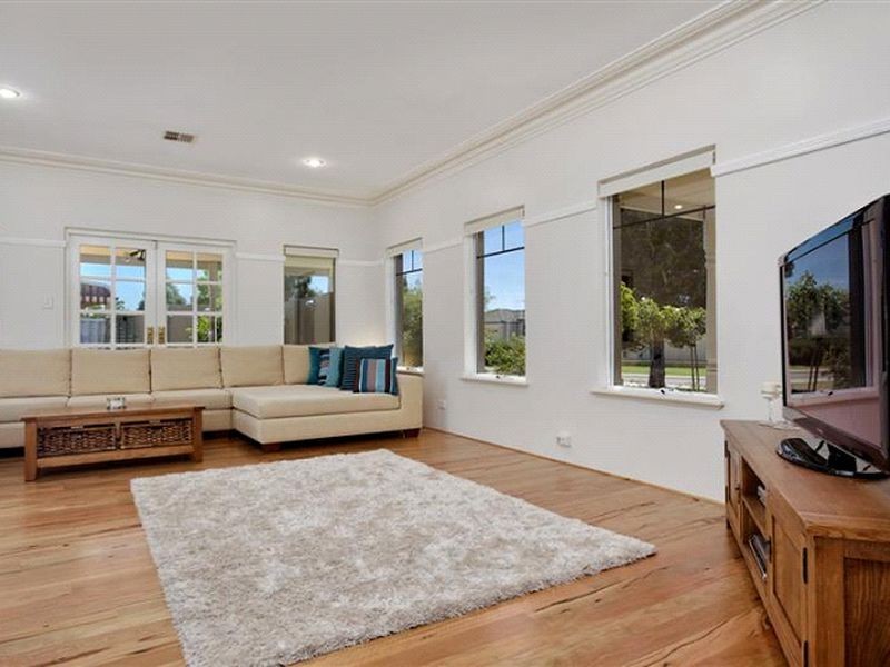 32 Avon Crescent, Atwell WA 6164