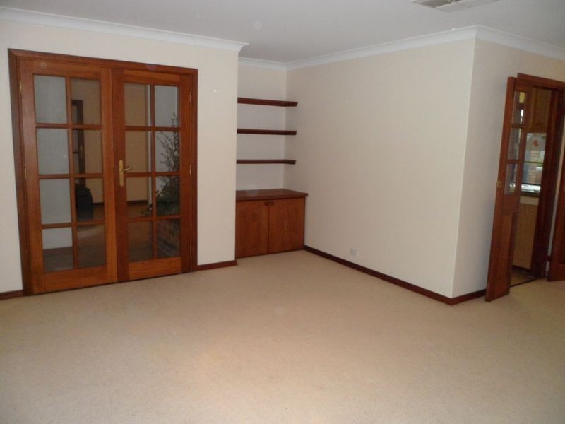 10 Witney Place, Leeming WA 6149