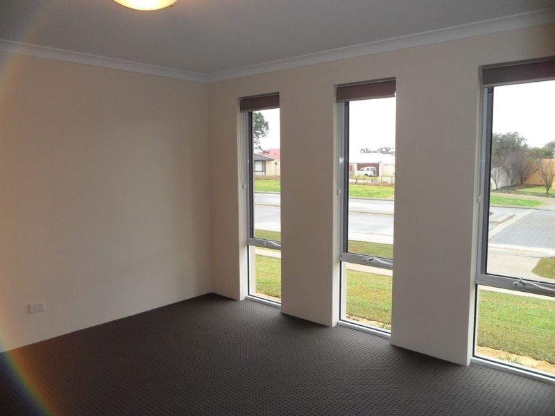 4 Ashendon Boulevard, Hammond Park WA 6164