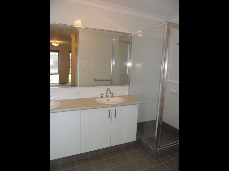 4 Ashendon Boulevard, Hammond Park WA 6164