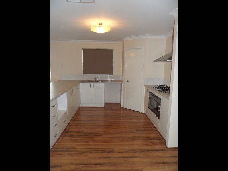 4 Ashendon Boulevard, Hammond Park WA 6164