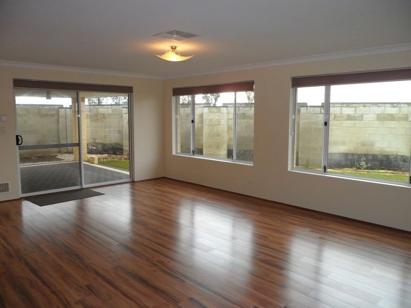 4 Ashendon Boulevard, Hammond Park WA 6164