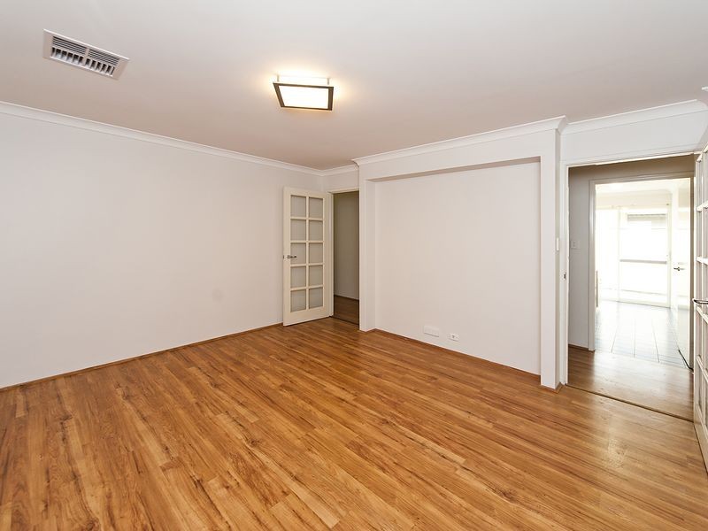 31 Flametree Bend, Hammond Park WA 6164