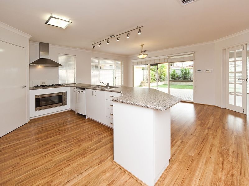 31 Flametree Bend, Hammond Park WA 6164