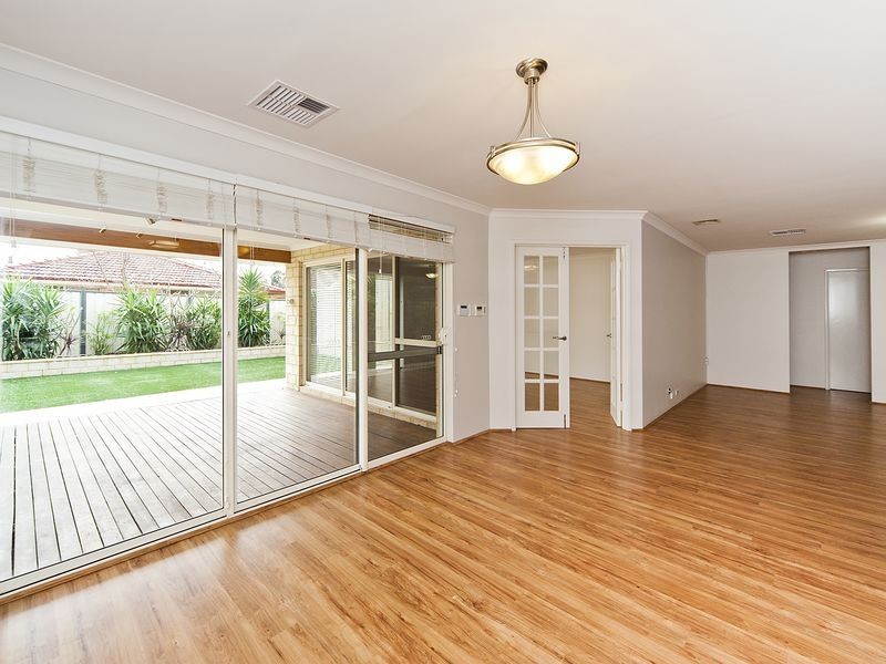 31 Flametree Bend, Hammond Park WA 6164