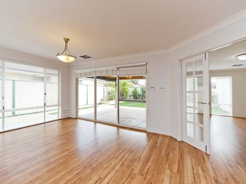 31 Flametree Bend, Hammond Park WA 6164