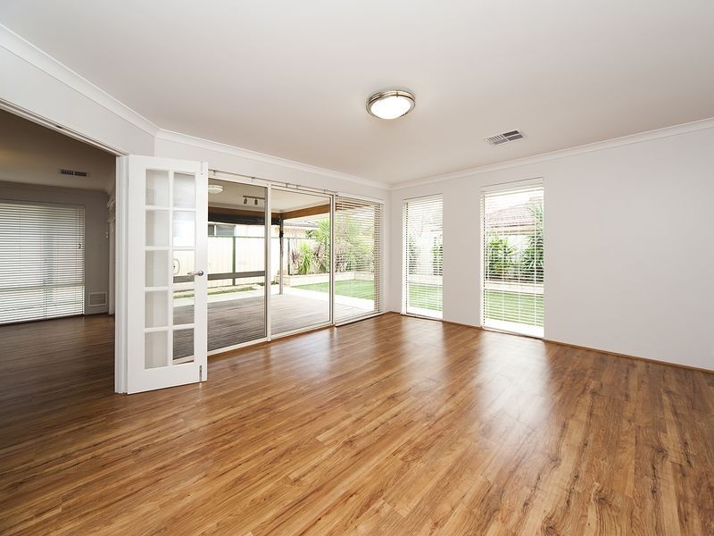 31 Flametree Bend, Hammond Park WA 6164