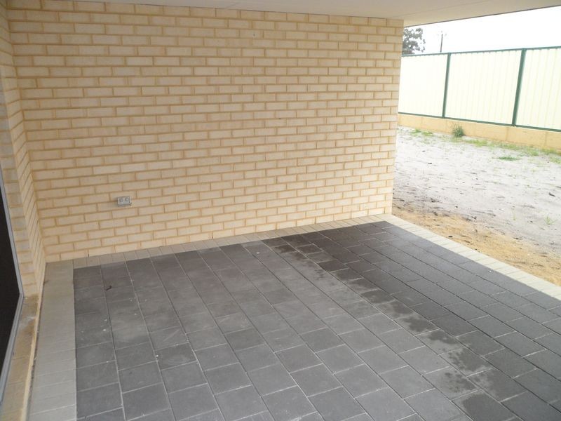 8 Featherflower Road, Hammond Park WA 6164