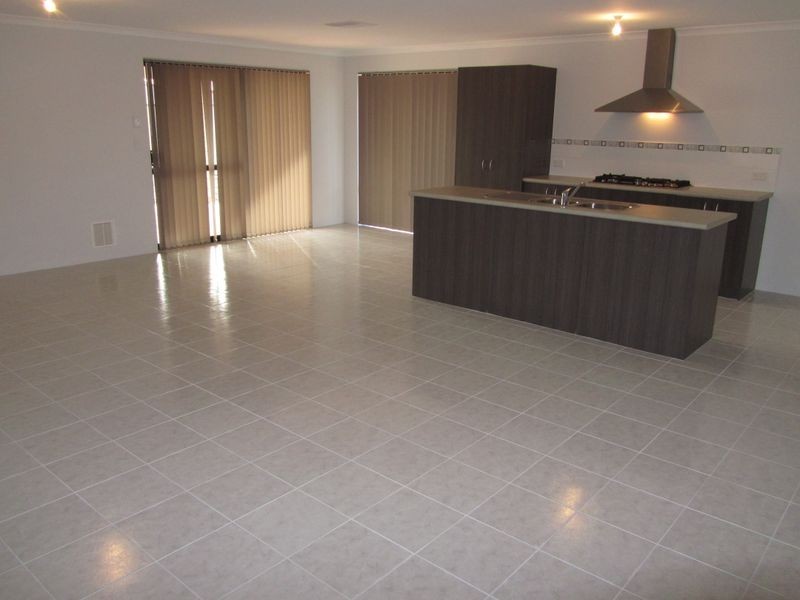 28 Johnsonia Bend, Hammond Park WA 6164