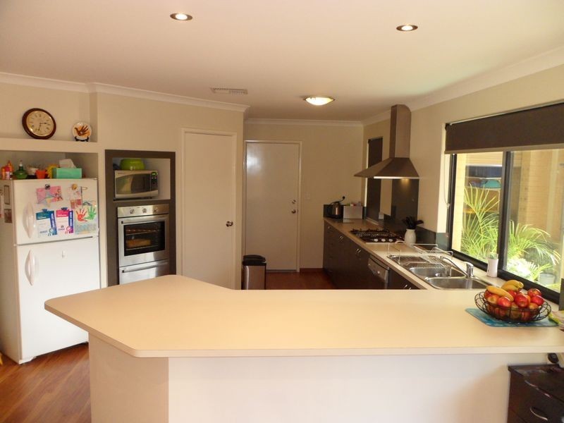 6 Aromatic Crescent, Atwell WA 6164