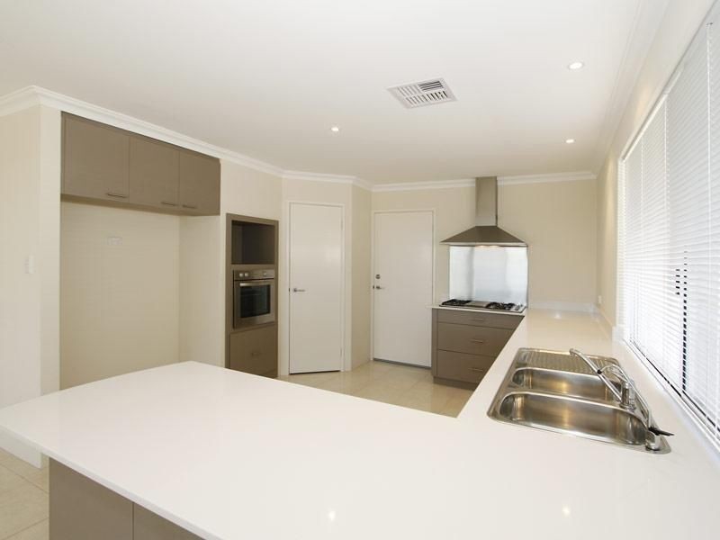 2 Weymouth Road, Aubin Grove WA 6164