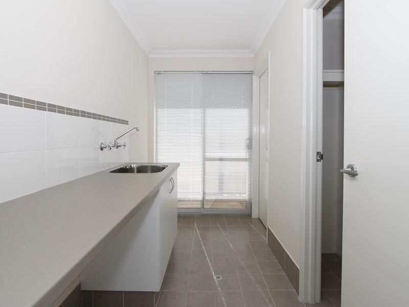 2 Weymouth Road, Aubin Grove WA 6164