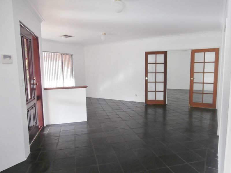 290 Foxton Drive, Oakford WA 6121