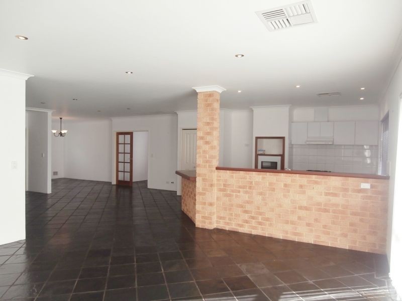 290 Foxton Drive, Oakford WA 6121