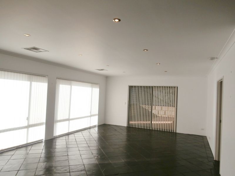 290 Foxton Drive, Oakford WA 6121