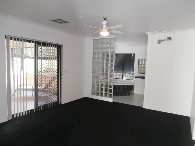 290 Foxton Drive, Oakford WA 6121