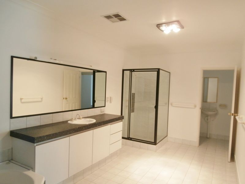 290 Foxton Drive, Oakford WA 6121