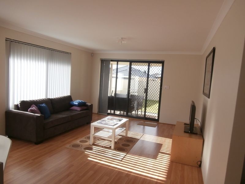 8 Salerno Approach, Piara Waters WA 6112