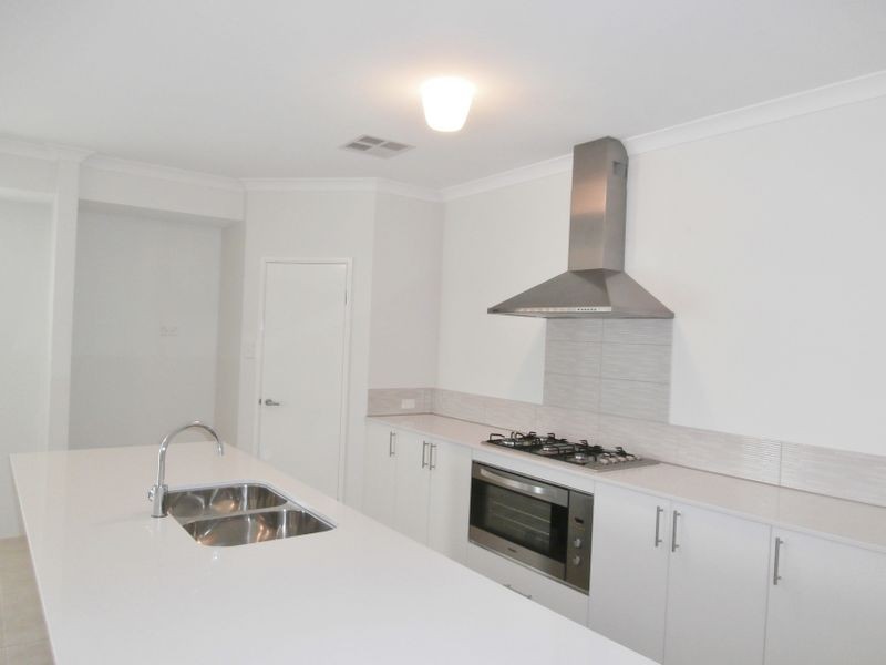 33 Leroy Way, Piara Waters WA 6112