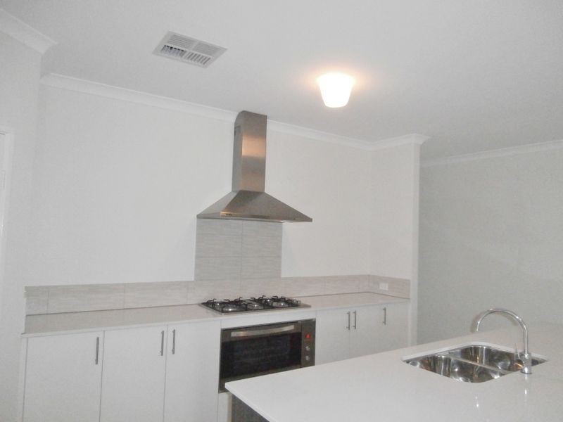 33 Leroy Way, Piara Waters WA 6112