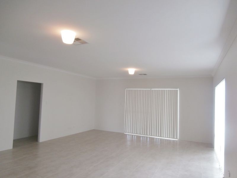 33 Leroy Way, Piara Waters WA 6112