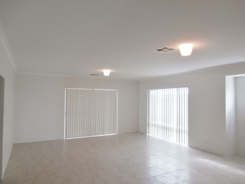 33 Leroy Way, Piara Waters WA 6112