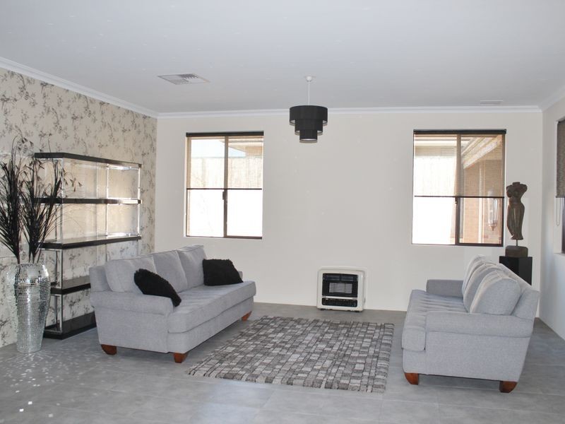 33 Flametree Bend, Hammond Park WA 6164