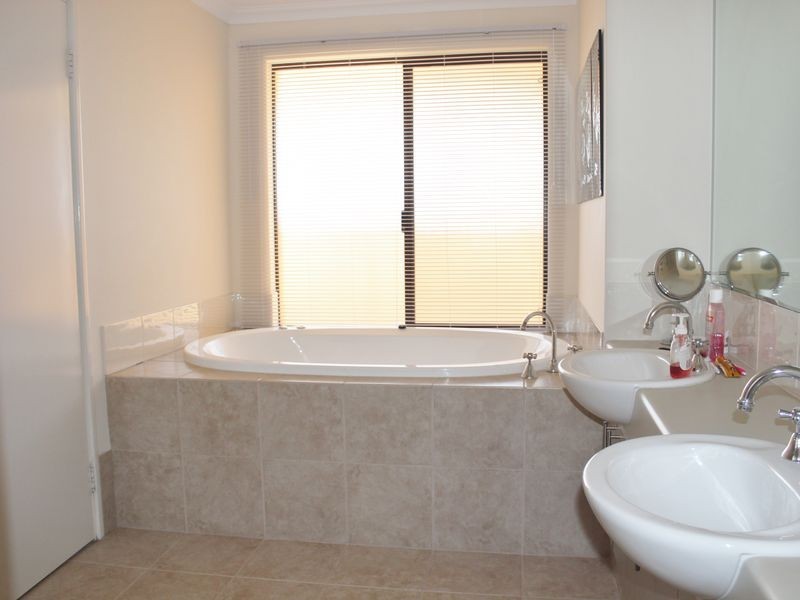 33 Flametree Bend, Hammond Park WA 6164