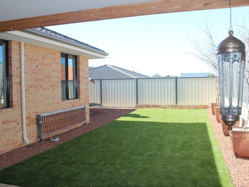 33 Flametree Bend, Hammond Park WA 6164